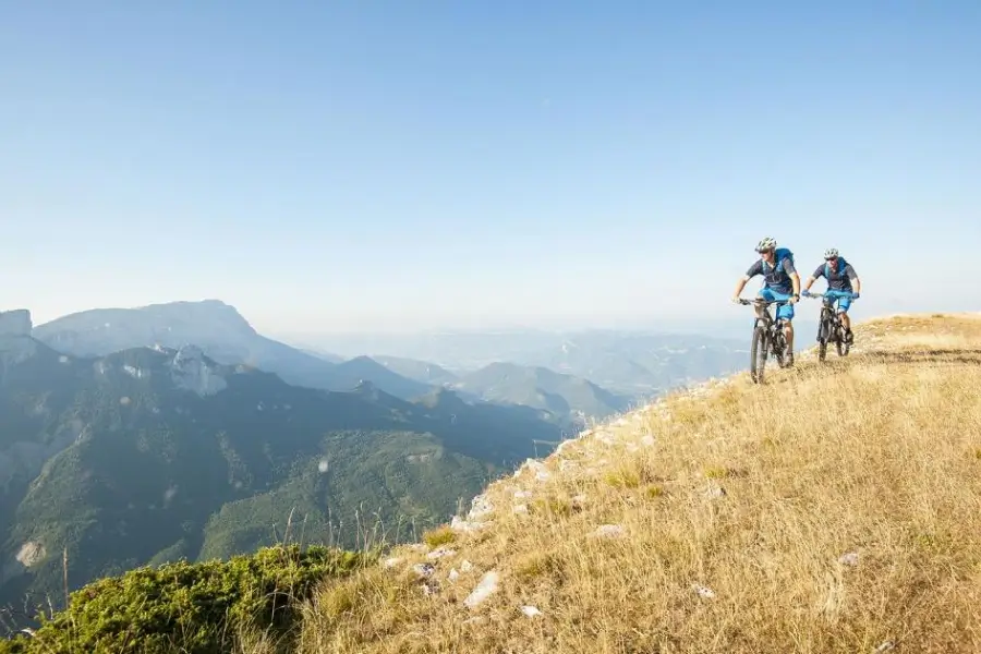 Visiteurs explorant les sites historiques du Vercors en VTT électrique