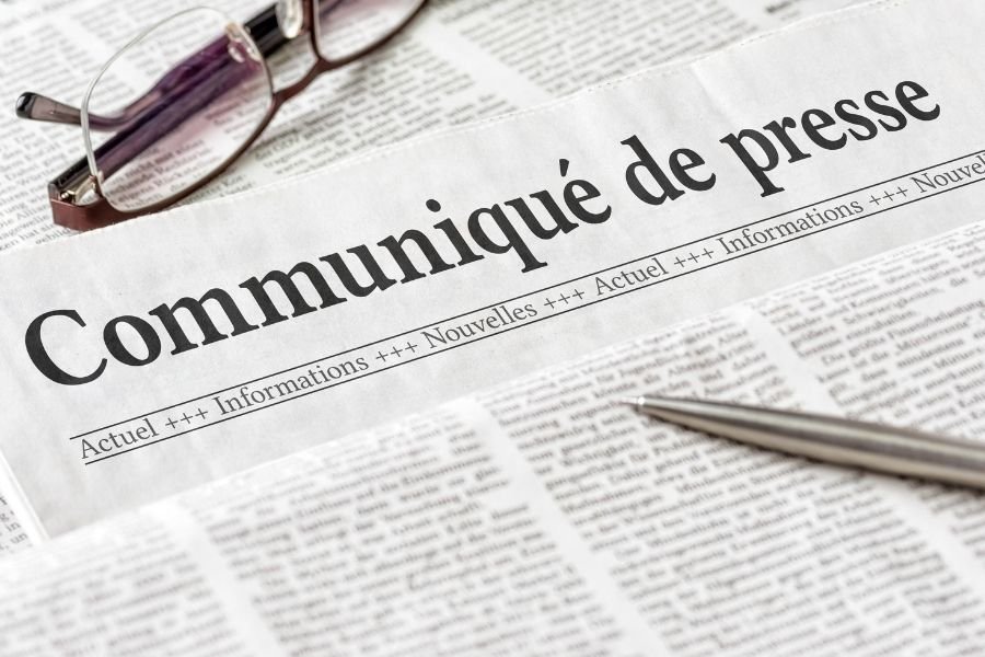 L'actualité influence souvent les stratégies de relations presse, nécessitant des ajustements rapides