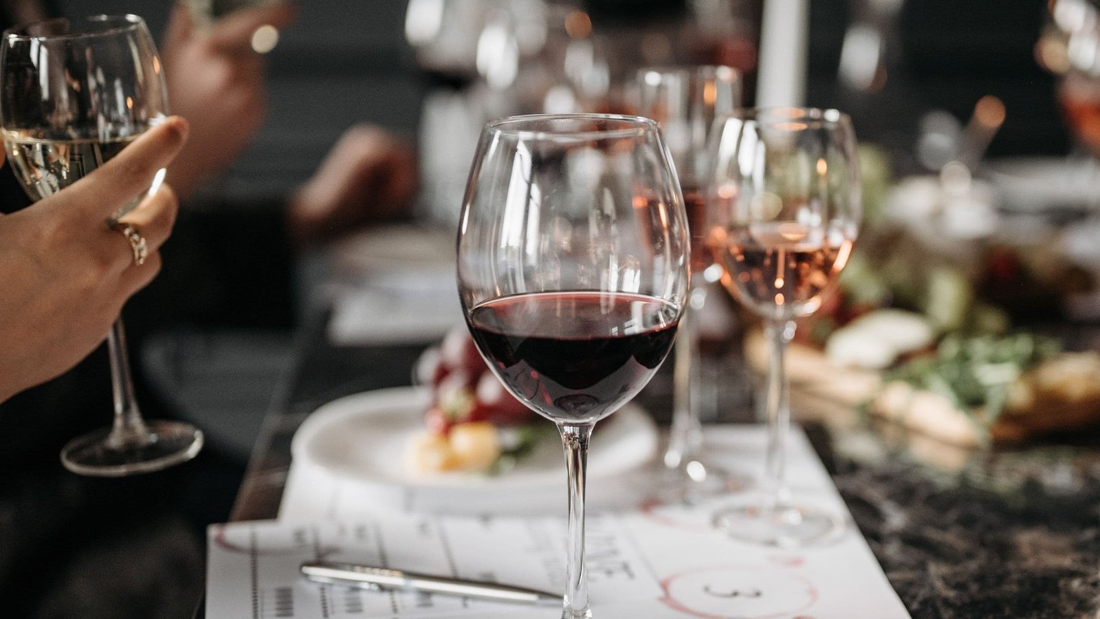 L'art de la dégustation des Primeurs : experts et critiques évaluent les futurs grands vins de Bordeaux lors des dégustations printanières.