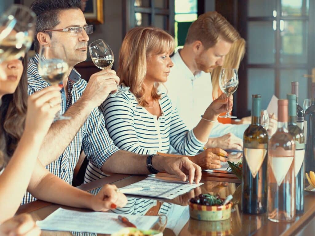 Dégustation de vin lors d’un événement presse, créant une expérience immersive et mémorable pour les journalistes.